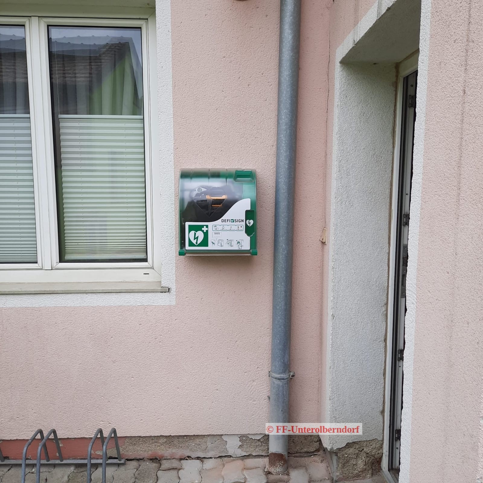 Mehr über den Artikel erfahren Öffentlich zugänglicher Defi vor dem Feuerwehrhaus
